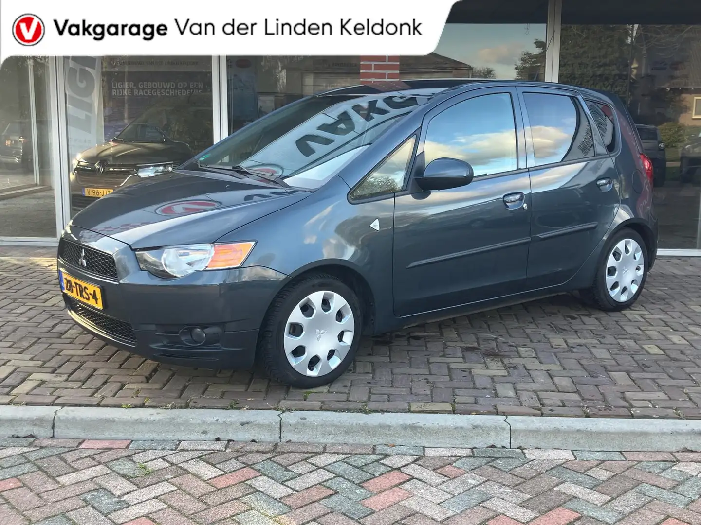 Mitsubishi Colt 1.1 Edition One, inclusief afneembare trekhaak Grijs - 1
