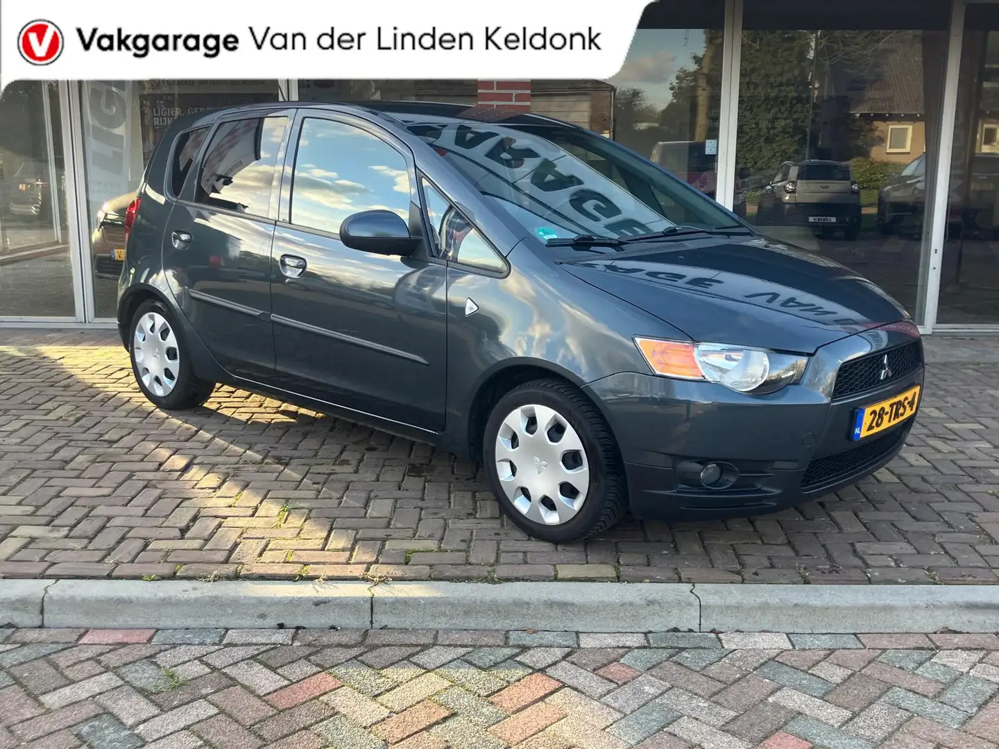 Mitsubishi Colt 1.1 Edition One, inclusief afneembare trekhaak Grijs - 2