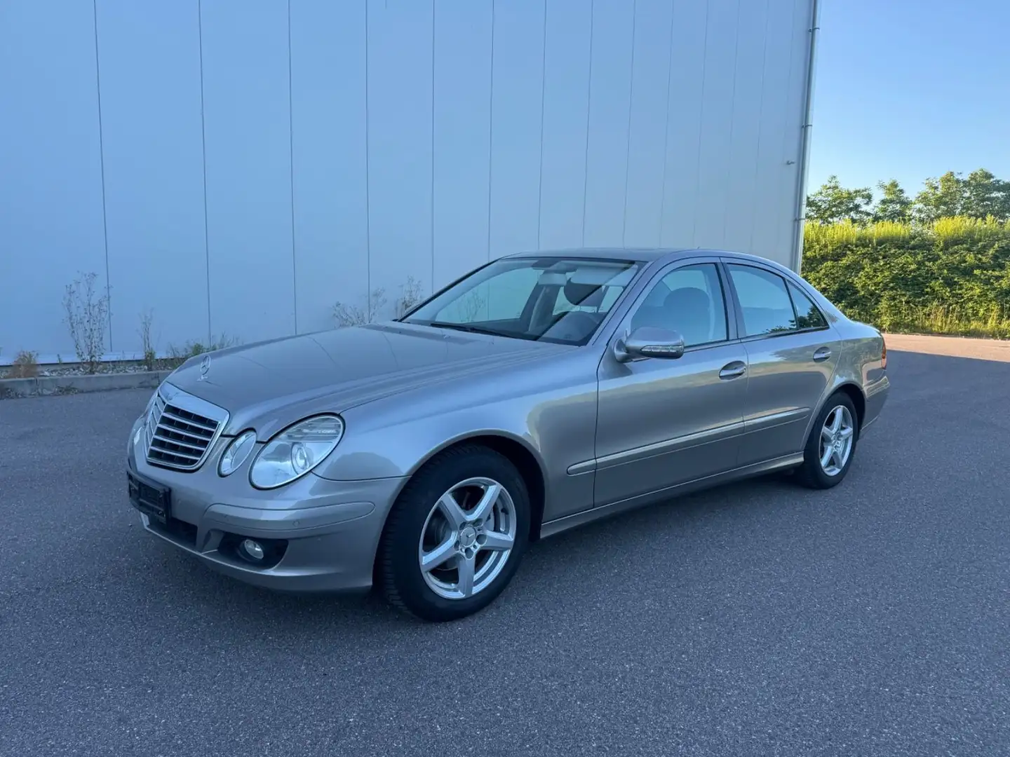 Mercedes-Benz E 200 Lim. Kompressor*SHZ*TOP*SERVICE NEU Silber - 1