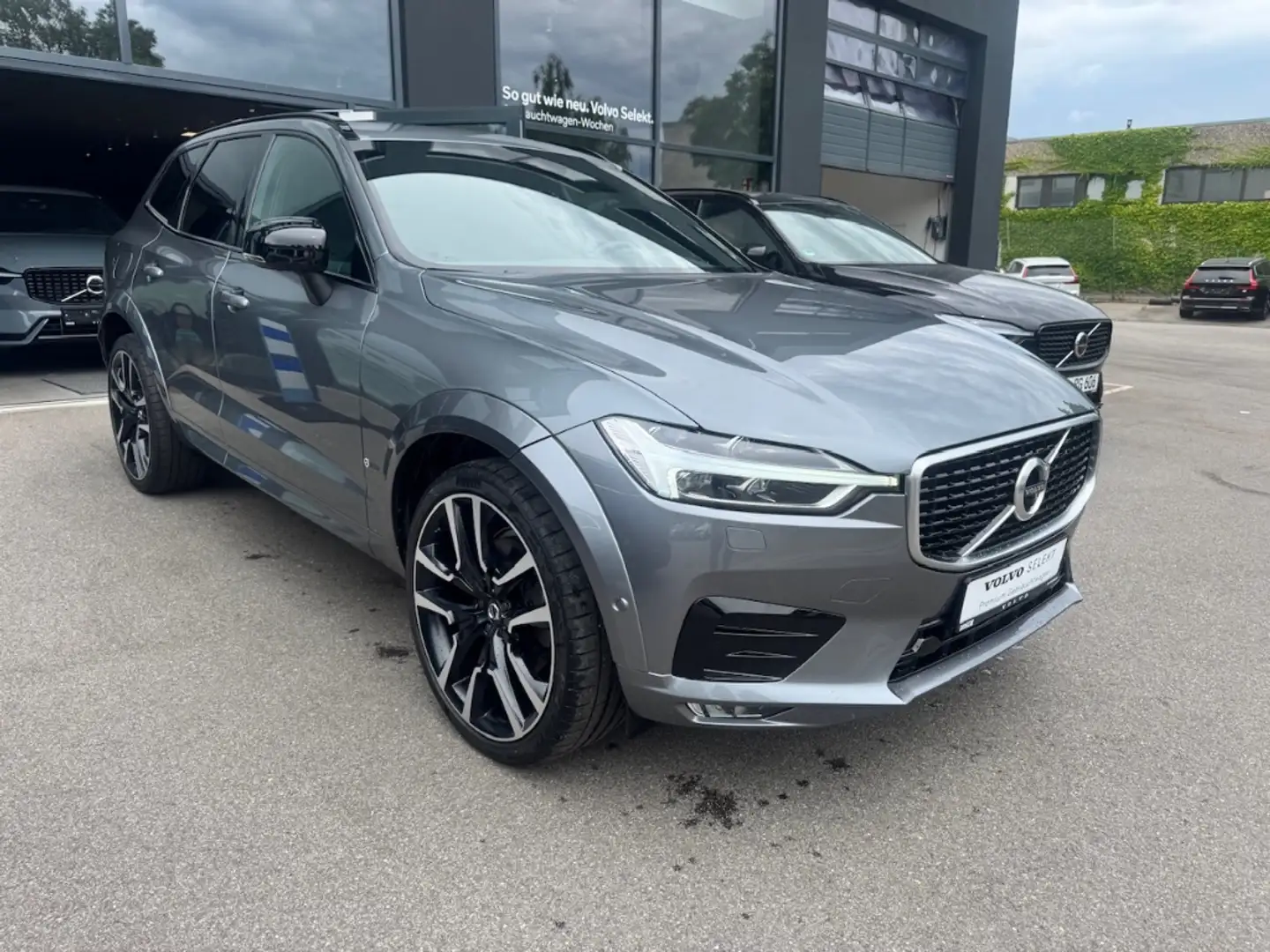 Volvo XC60 R Design AWD B6 Benzin EU6d-T AD StandHZG AHK Navi Grijs - 2