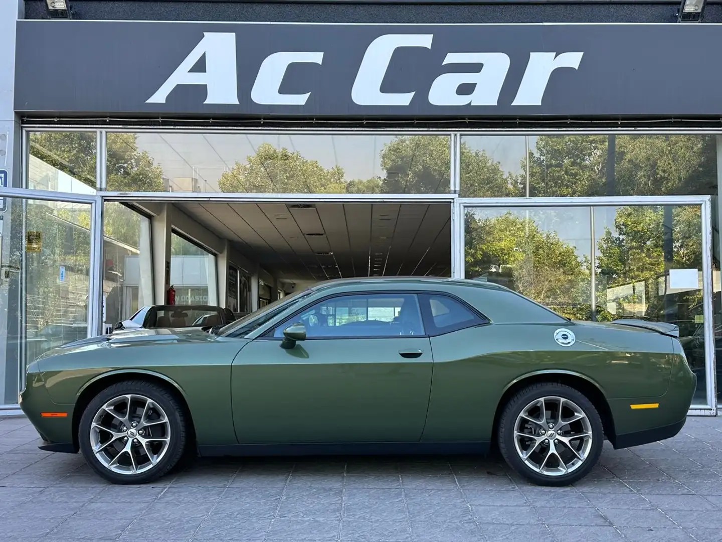 Dodge Challenger SXT RWD Verde - 1