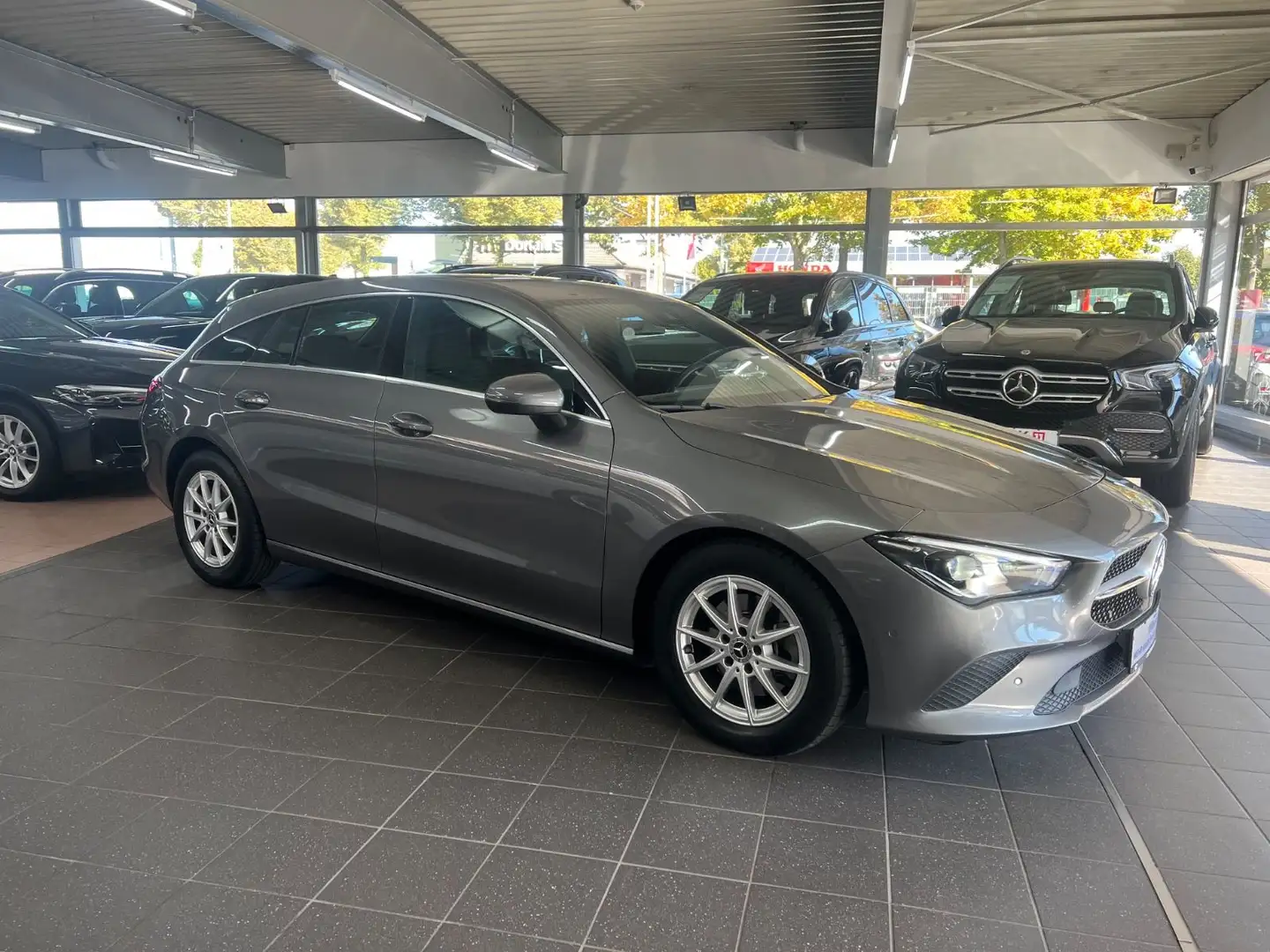 Mercedes-Benz CLA 180 CLA 180d Shooting Brake VIELE EXTRAS Gris - 2