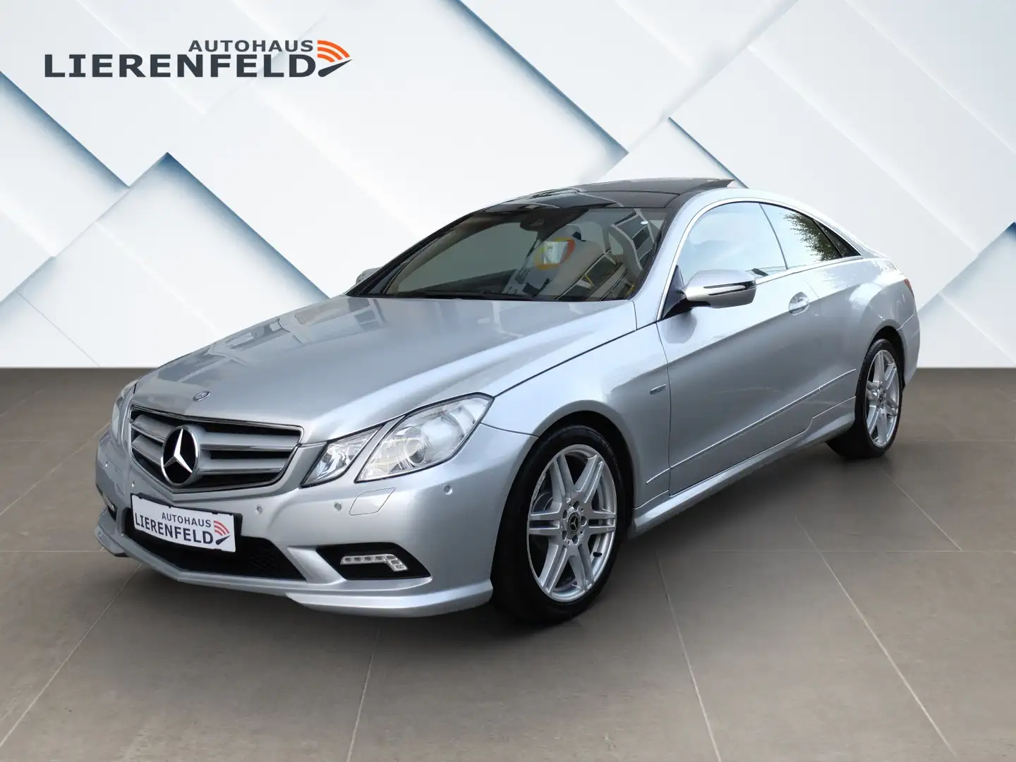 Mercedes-Benz E 250 CDI Coupe AMG Paket Panorama Silber - 1