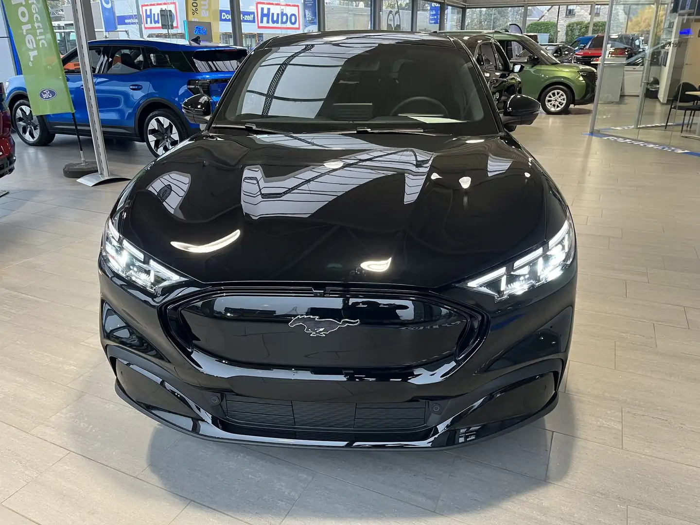 Ford Mustang Mach-E 87 kWh Premium RWD Schwarz - 2