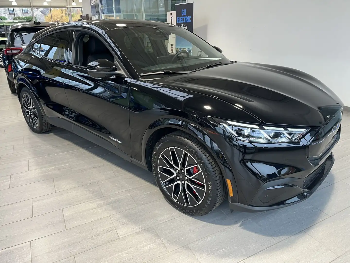 Ford Mustang Mach-E 87 kWh Premium RWD Schwarz - 1