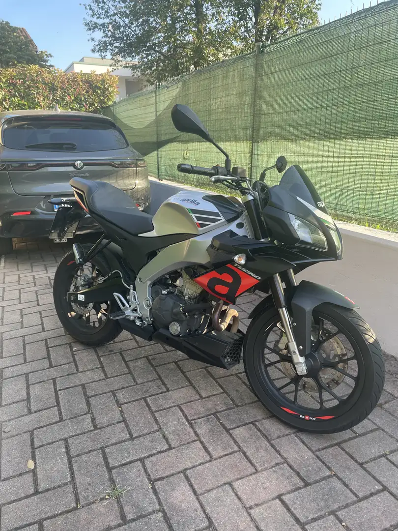 Aprilia Tuono - 1