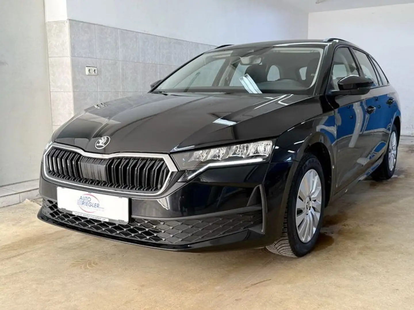 Skoda Octavia 2.0 TDI Essence ''LED-Virtual-AHK-Sitzh.'' Schwarz - 1