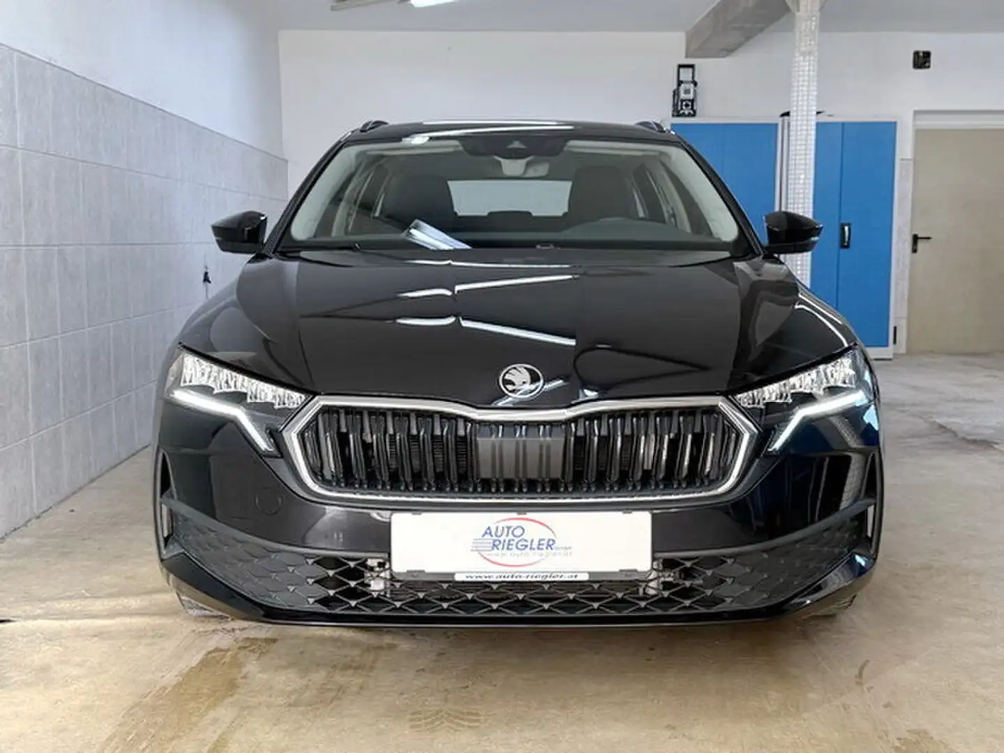 Skoda Octavia 2.0 TDI Essence ''LED-Virtual-AHK-Sitzh.'' Schwarz - 2