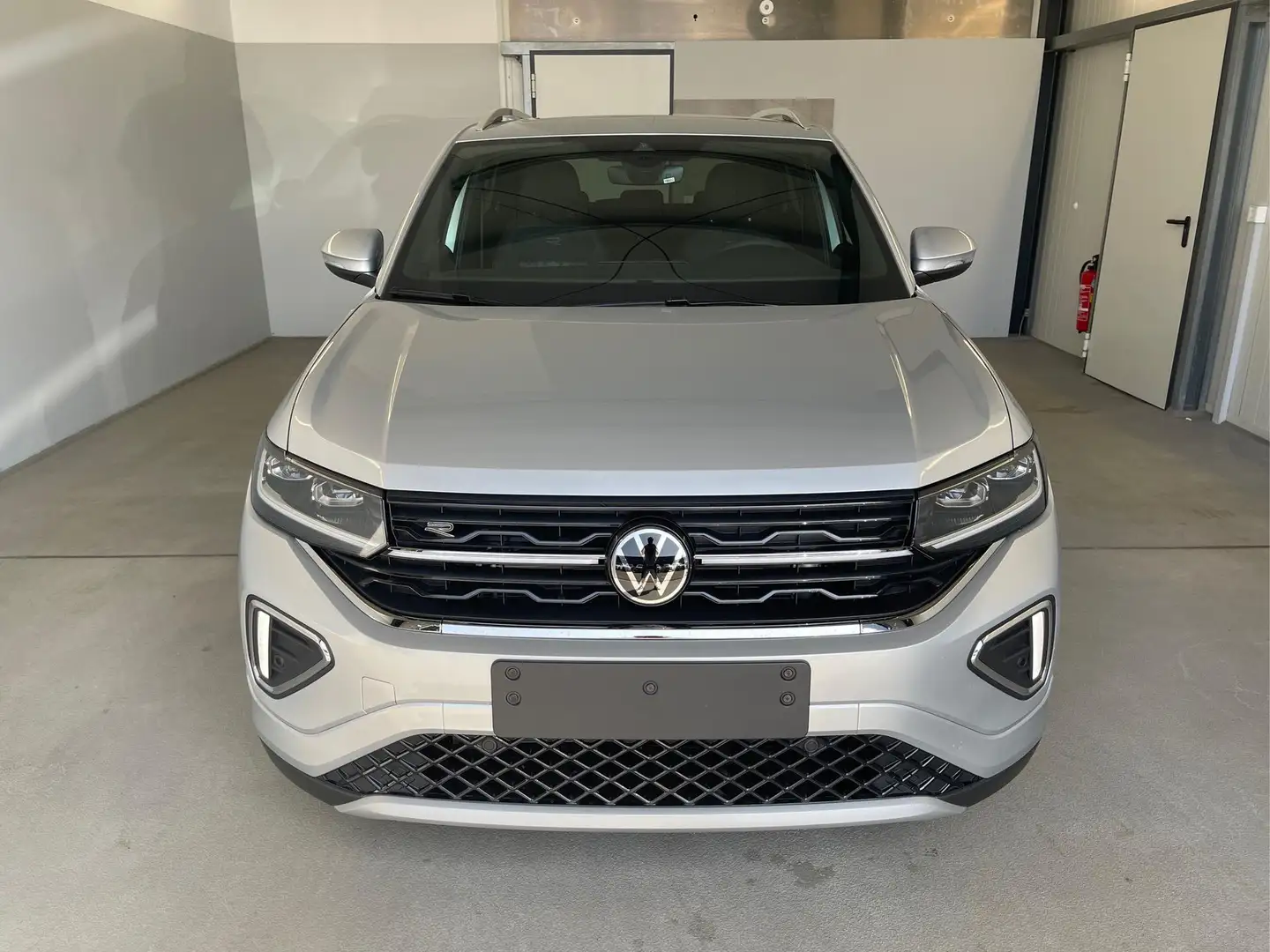 Volkswagen T-Cross R-Line 115PS DSG IQ.Light+Navi+AHK 1.0 TSI DSG ... Silber - 2