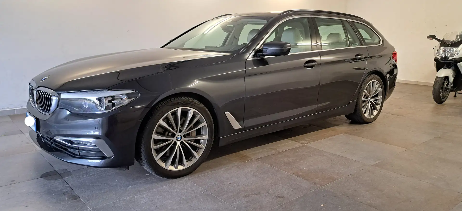BMW 530 530d Xdrive Touring Luxury 265cv auto Grigio - 1