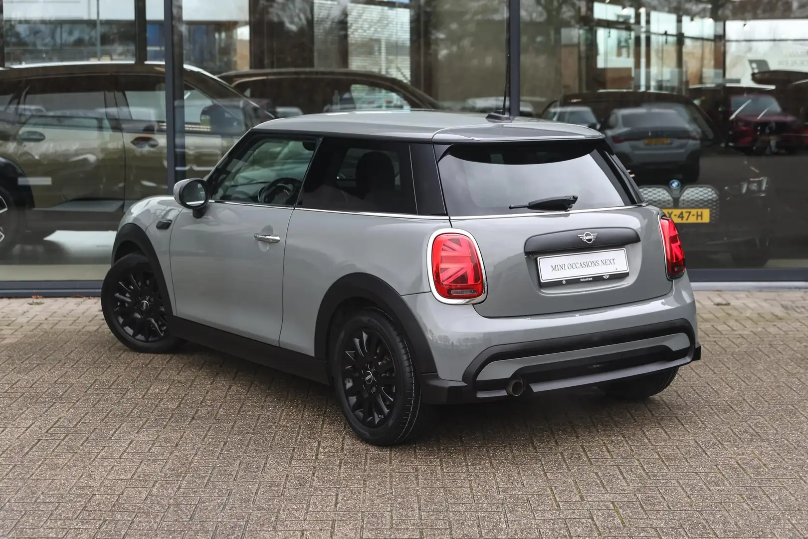 MINI One Hatchback Essential / LED / Cruise Control / Navig Grijs - 2