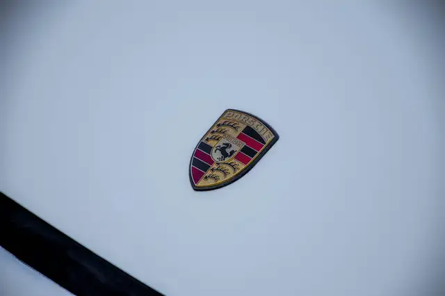 Porsche 911 view 7