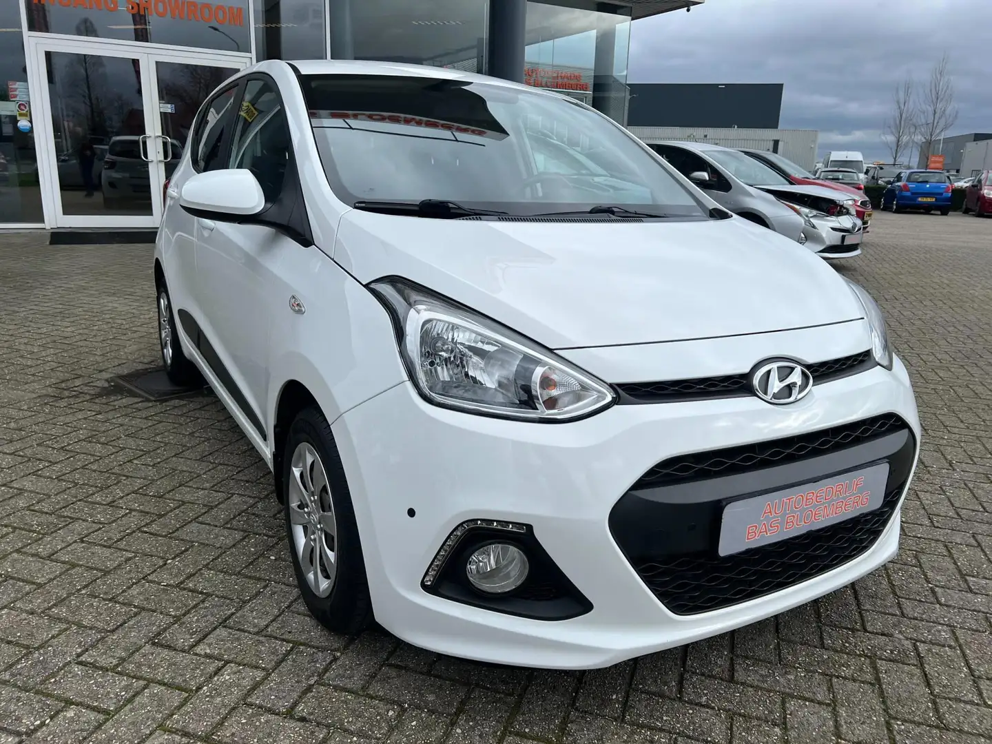 Hyundai i10 1.0i i-Motion Go! Navigatie, Dab, Bluetooth, 5 deu Weiß - 2