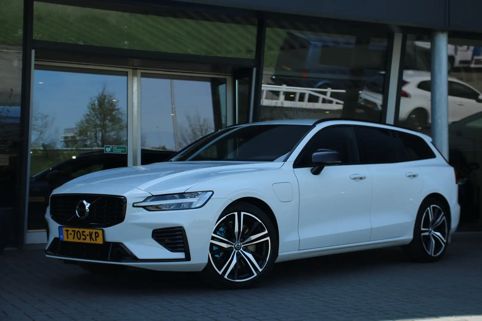 Volvo V60 T6 Recharge AWD R-Design | Adaptive cruise | Harma Wit - 2