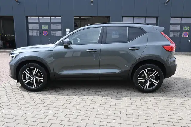 Volvo XC40 view 2