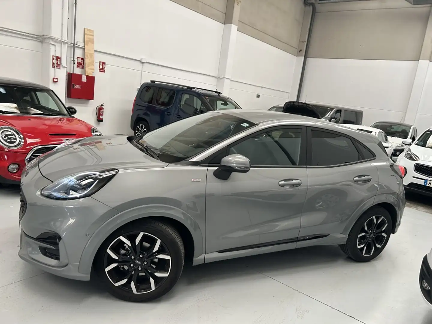 Ford Puma 1.0 EcoBoost MHEV ST-Line X Gold 155 Grau - 2