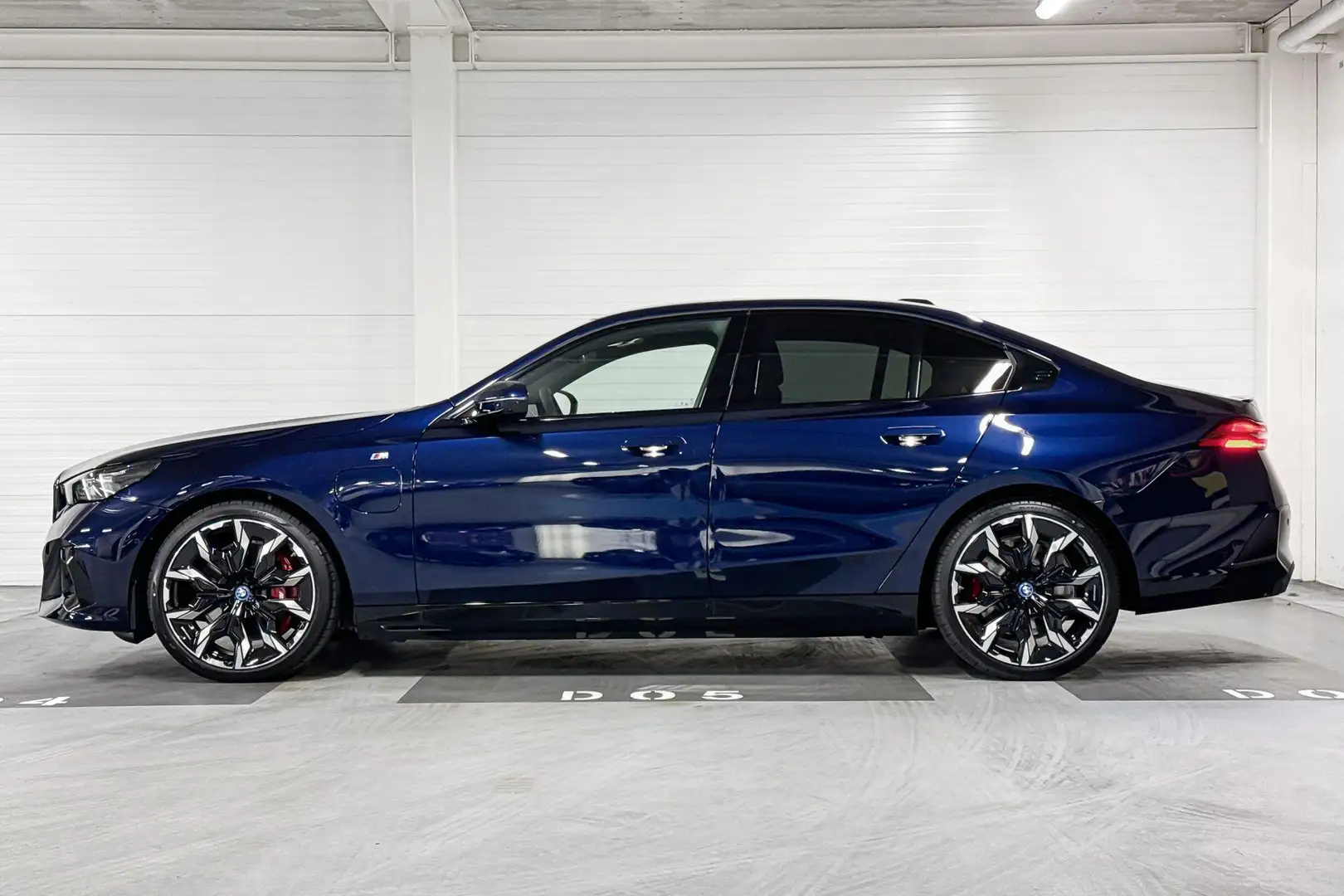 BMW 550 5 Serie Sedan 550e xDrive | M-Sport Pro | Travel P Modrá - 2