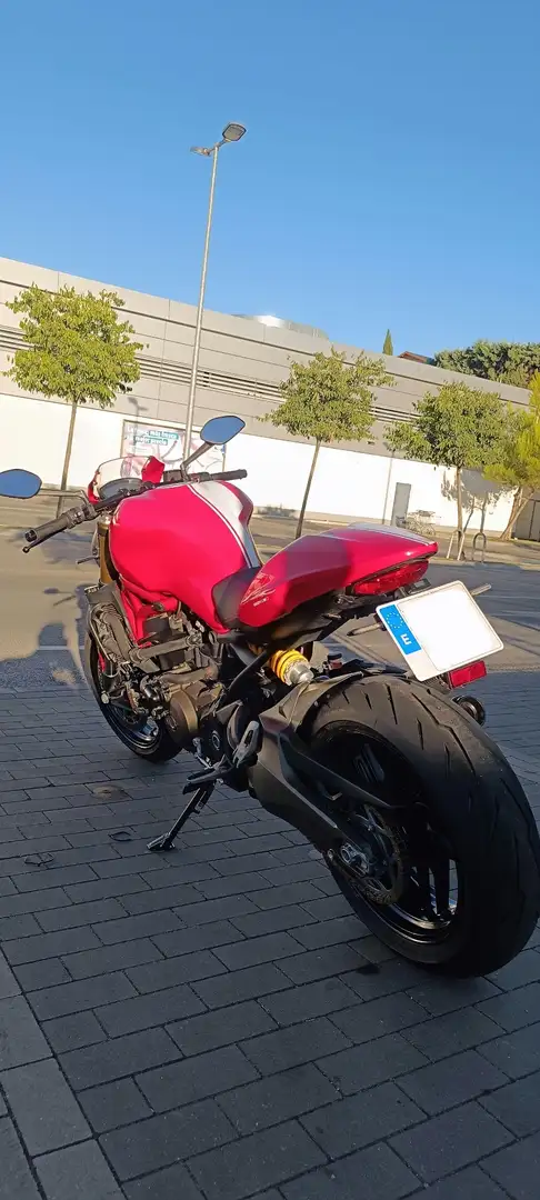 Ducati Monster 821 versión Stripe Rojo - 2