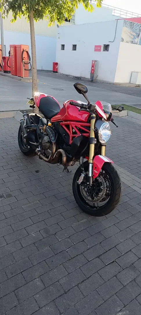 Ducati Monster 821 versión Stripe Rojo - 1