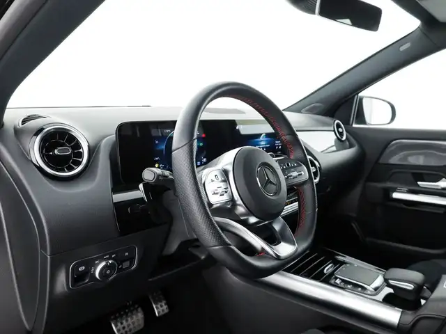 Mercedes-Benz GLA view 11