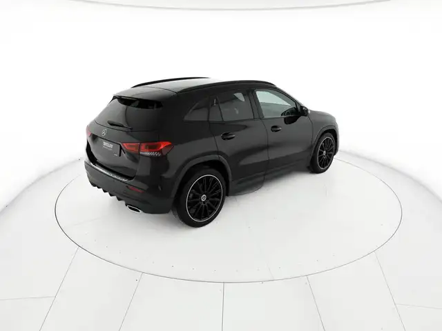 Mercedes-Benz GLA view 4