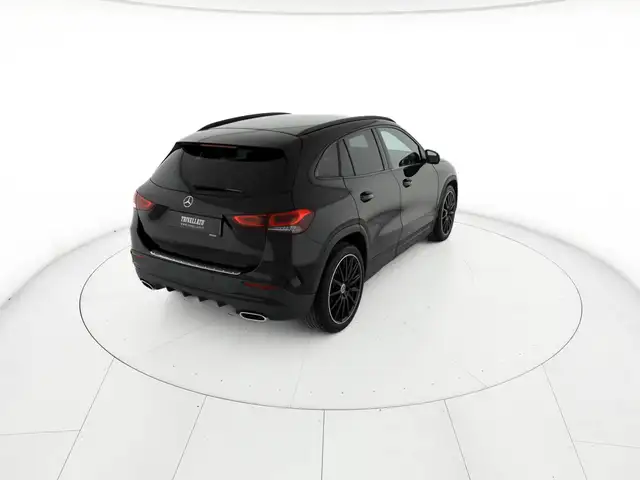 Mercedes-Benz GLA view 3