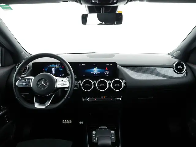 Mercedes-Benz GLA view 9
