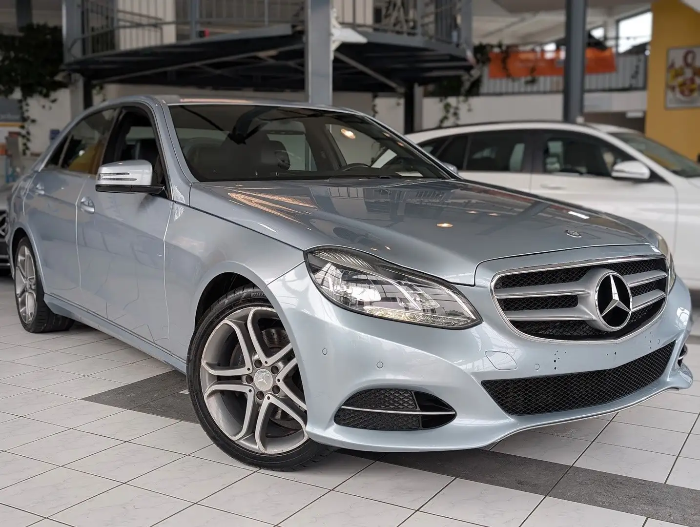 Mercedes-Benz E 200 E200 Avantgarde Leder LED PDC Navi ab 149€/Monat Argintiu - 2