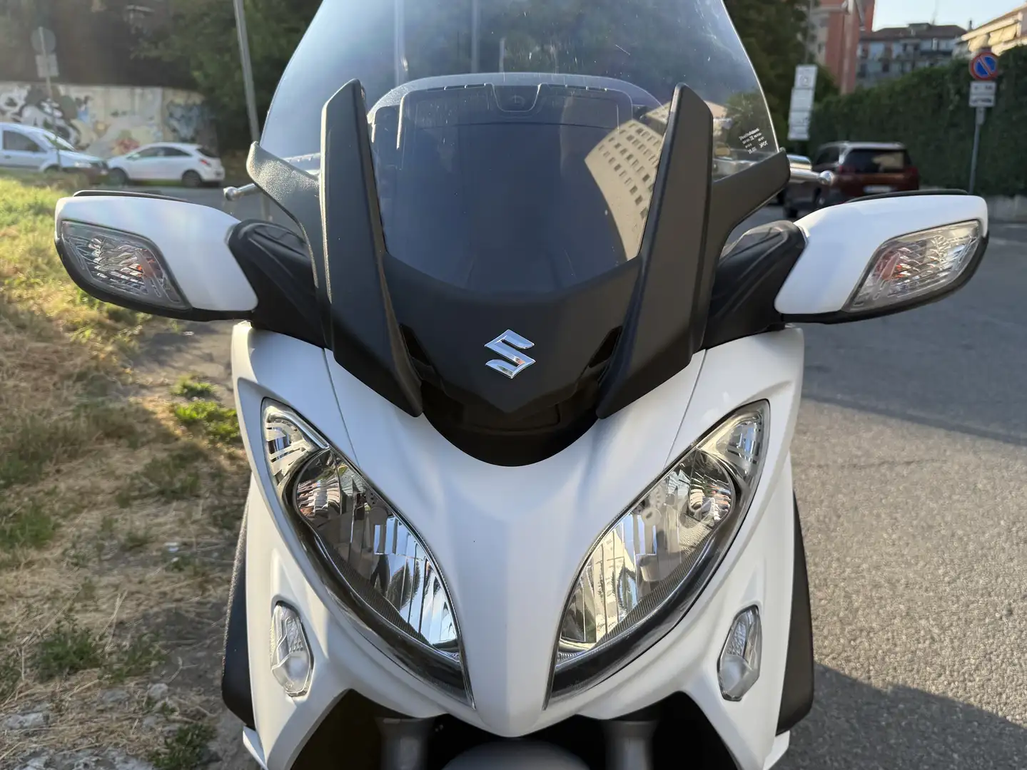 Suzuki Burgman 650 executive ABS Blanc - 1
