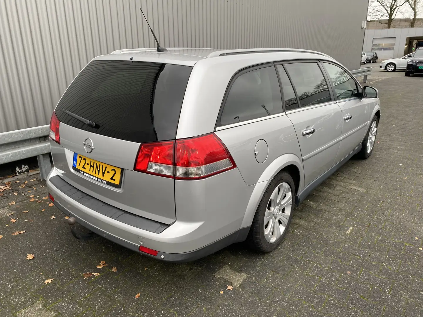 Opel Vectra Wagon 1.8-16V Executive Leer, Clima, CC, Navi, PDC Grijs - 2