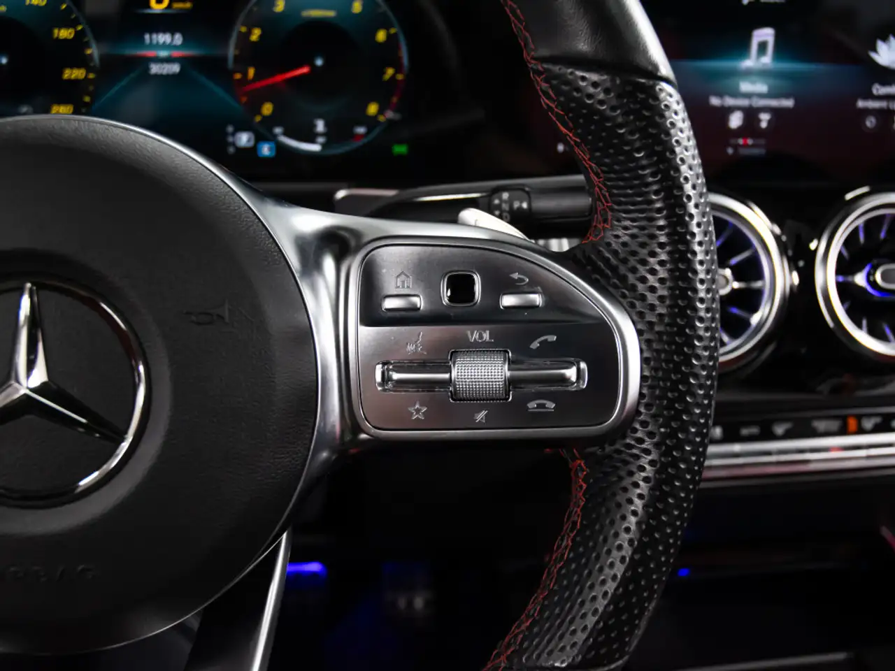 Mercedes-Benz GLB снимка Mercedes-Benz GLB