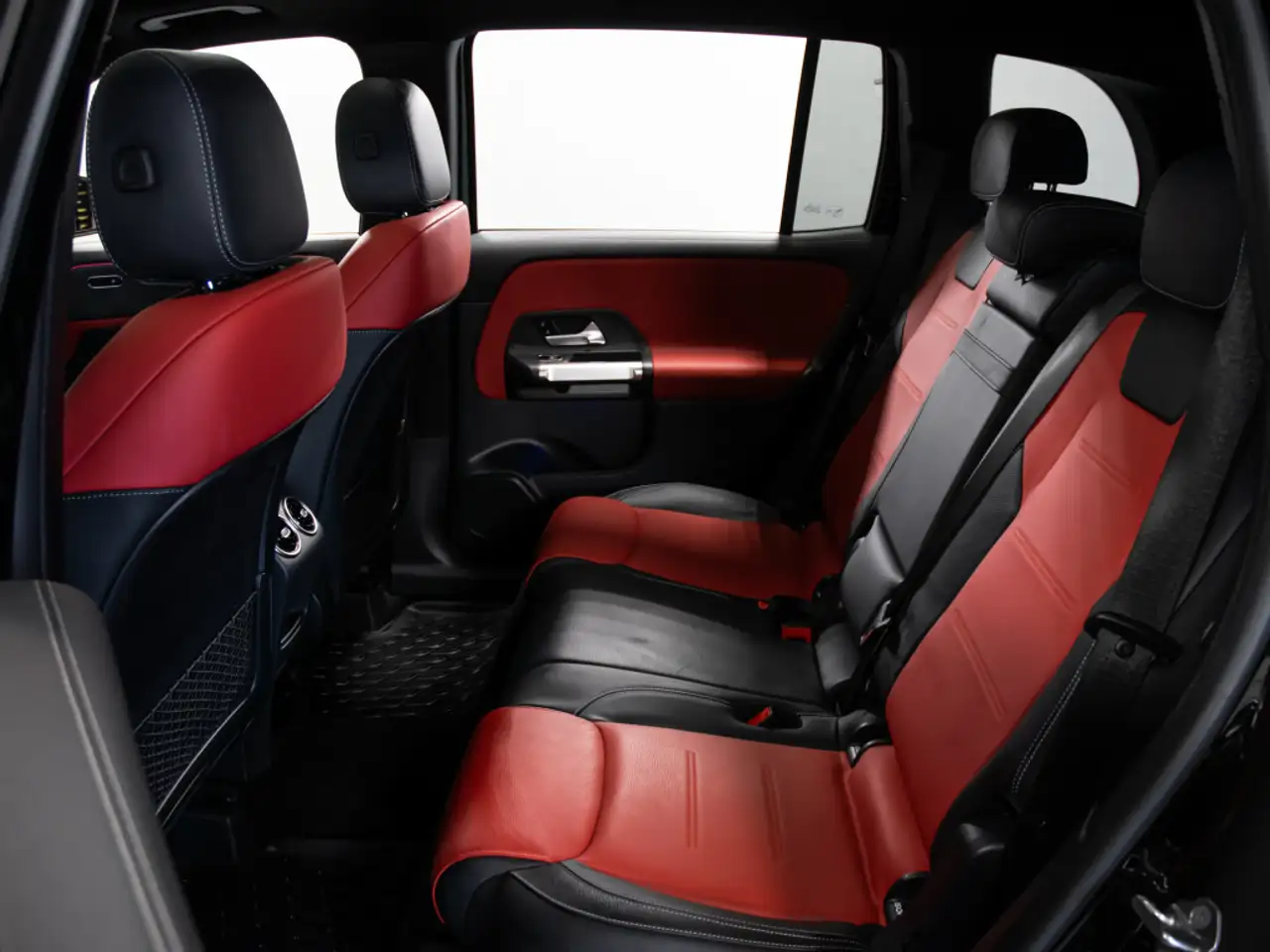 Mercedes-Benz GLB снимка Mercedes-Benz GLB