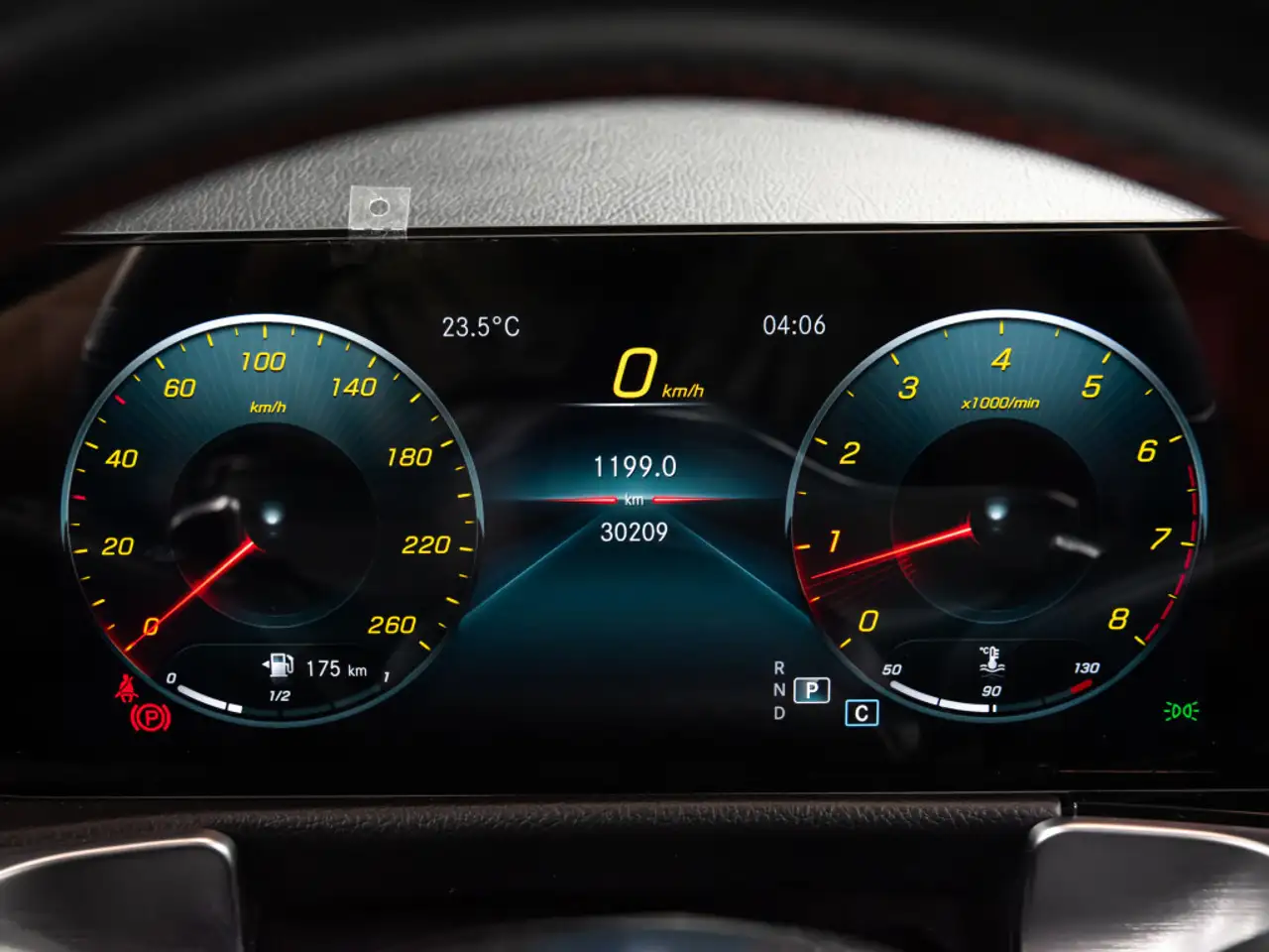 Mercedes-Benz GLB снимка Mercedes-Benz GLB