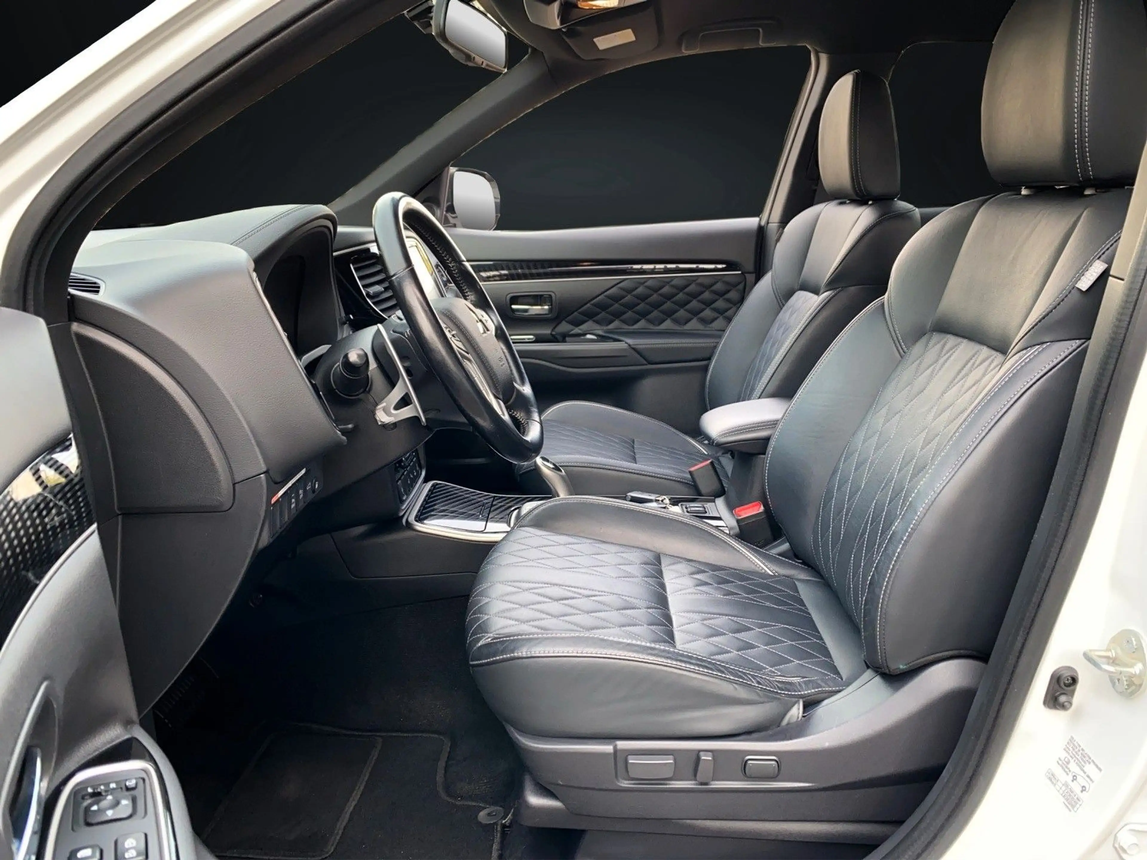 Mitsubishi Outlander 2,4 PHEV 4WD SPIRIT NAVI-KAMERA-AHK — photo 12