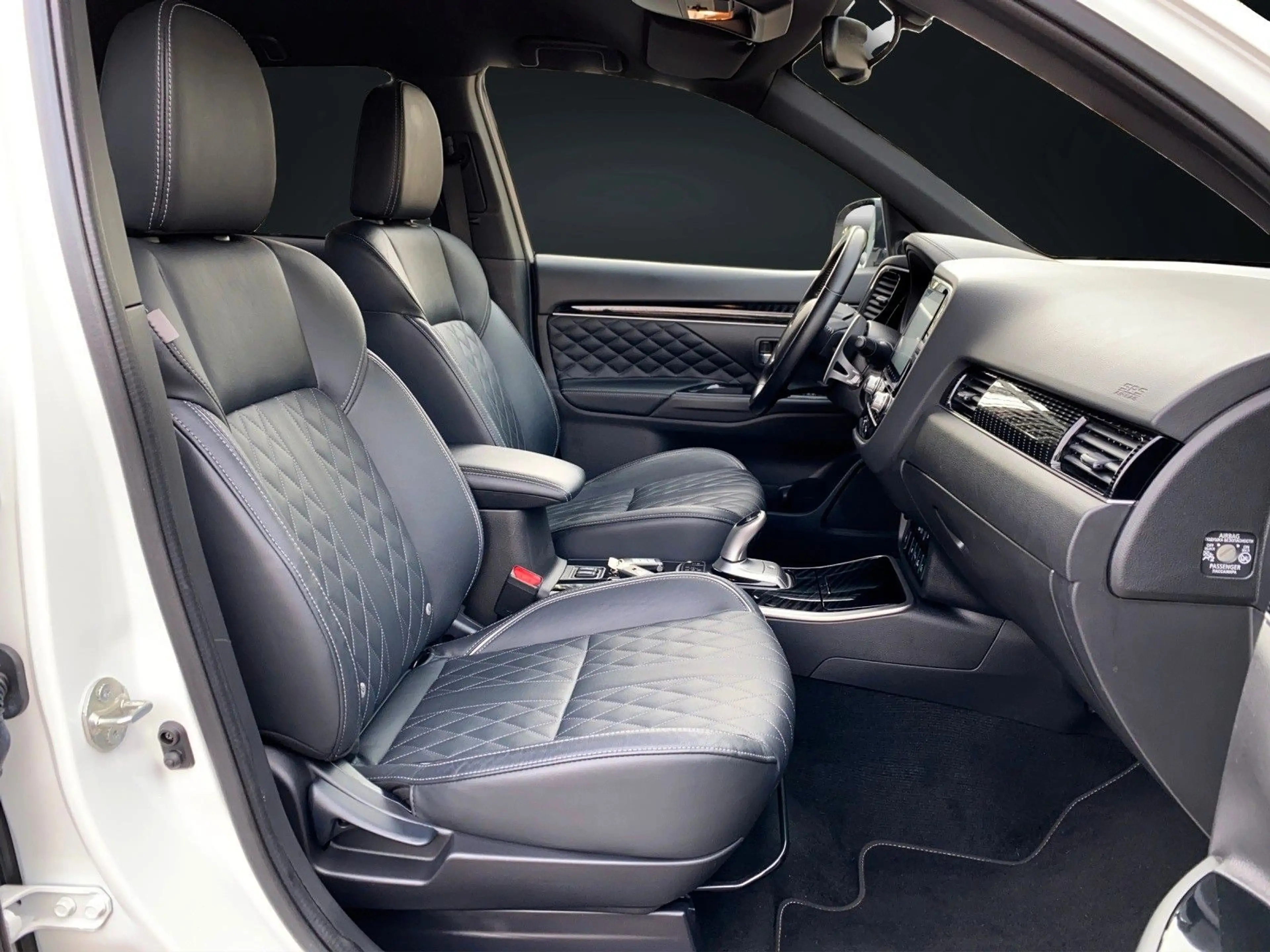 Mitsubishi Outlander 2,4 PHEV 4WD SPIRIT NAVI-KAMERA-AHK — photo 13
