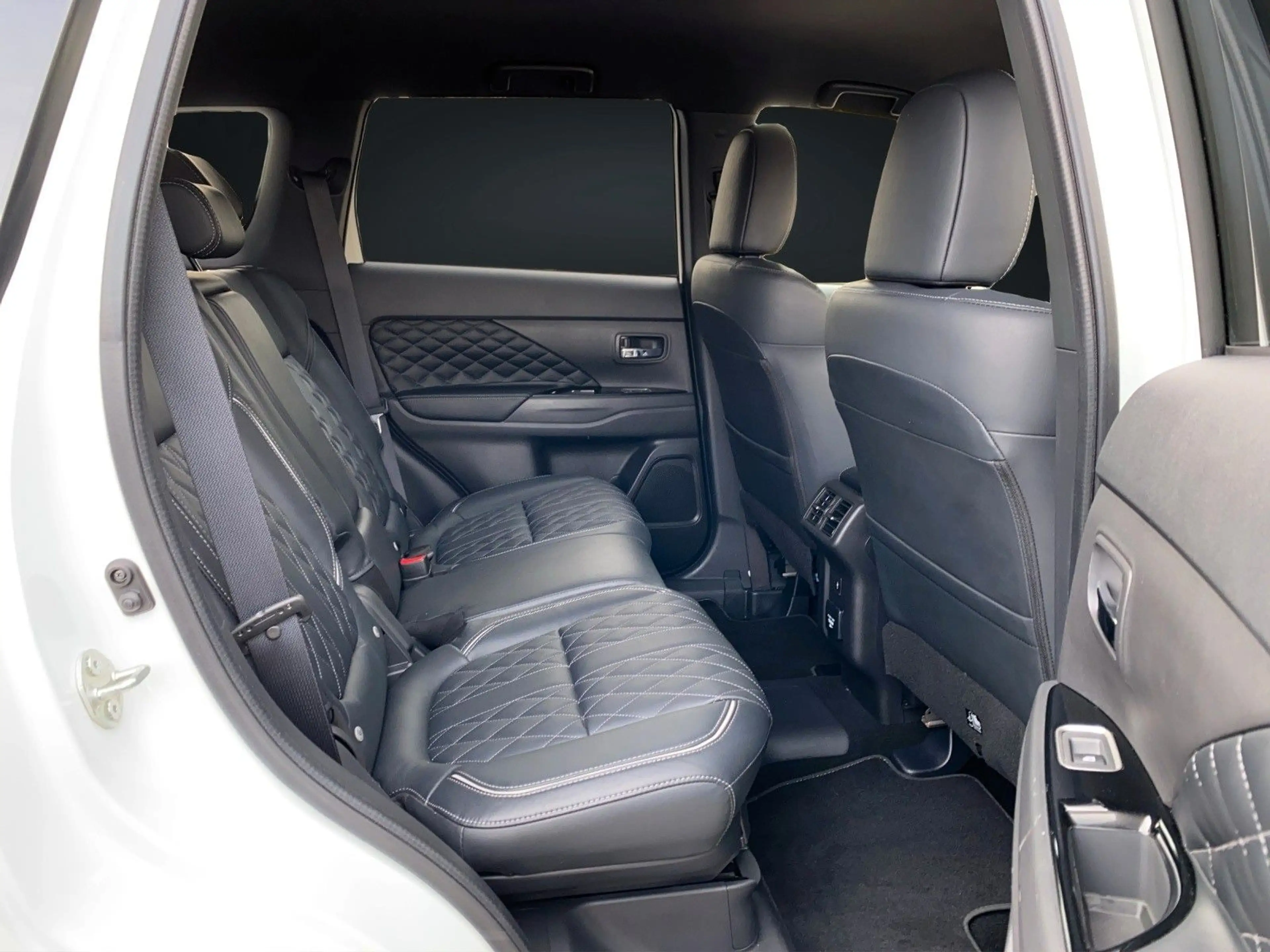 Mitsubishi Outlander 2,4 PHEV 4WD SPIRIT NAVI-KAMERA-AHK — photo 15