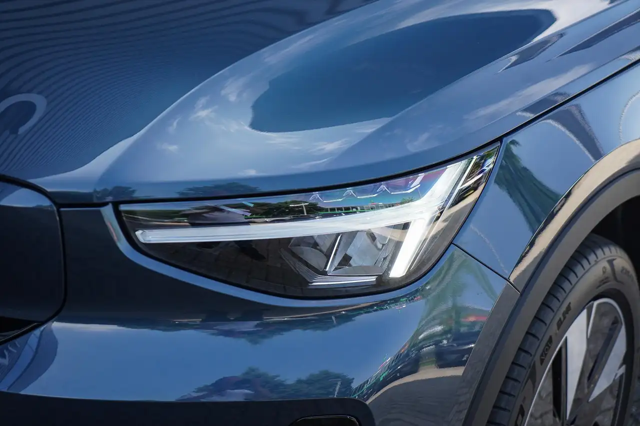 Volvo EX40 2026