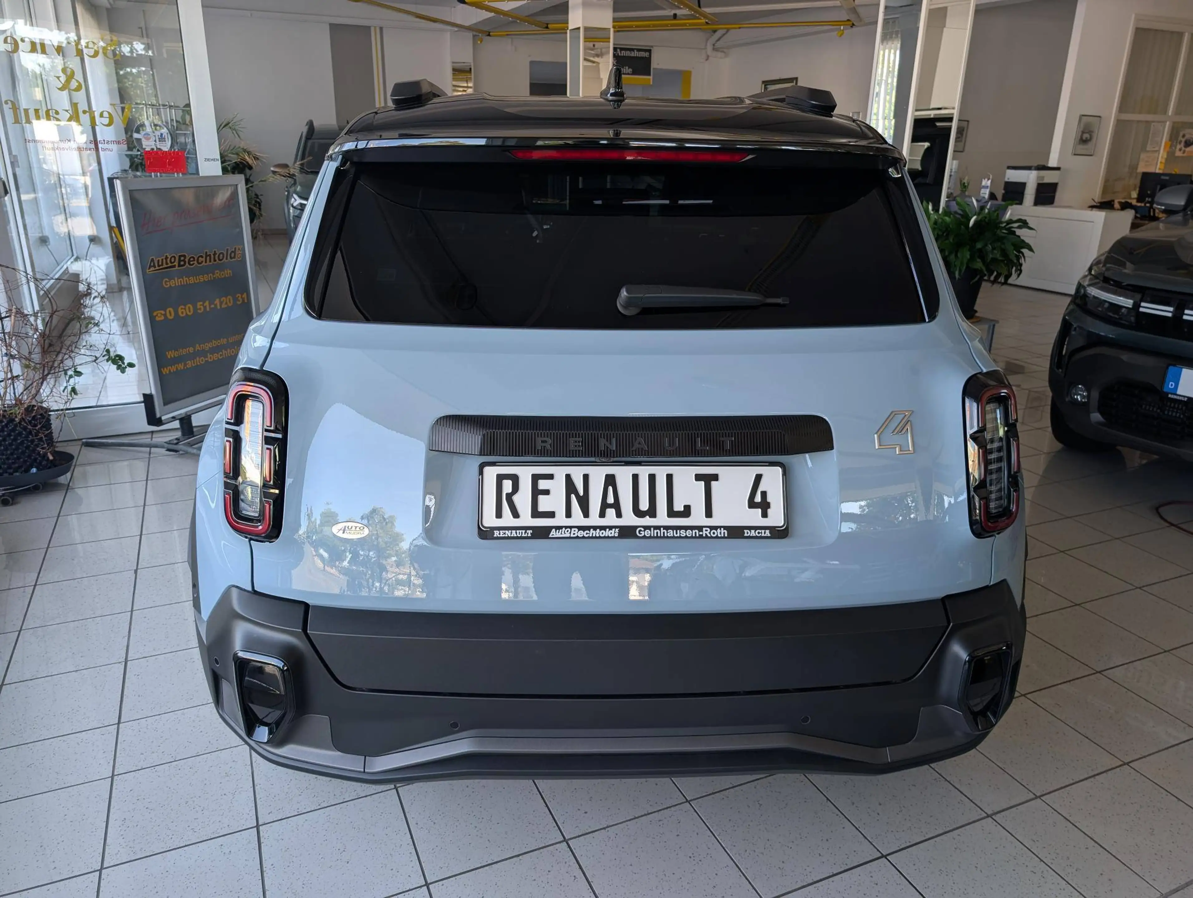 Renault R 4 R 4 E-Tech Iconic 150 Comfort Range — photo 4