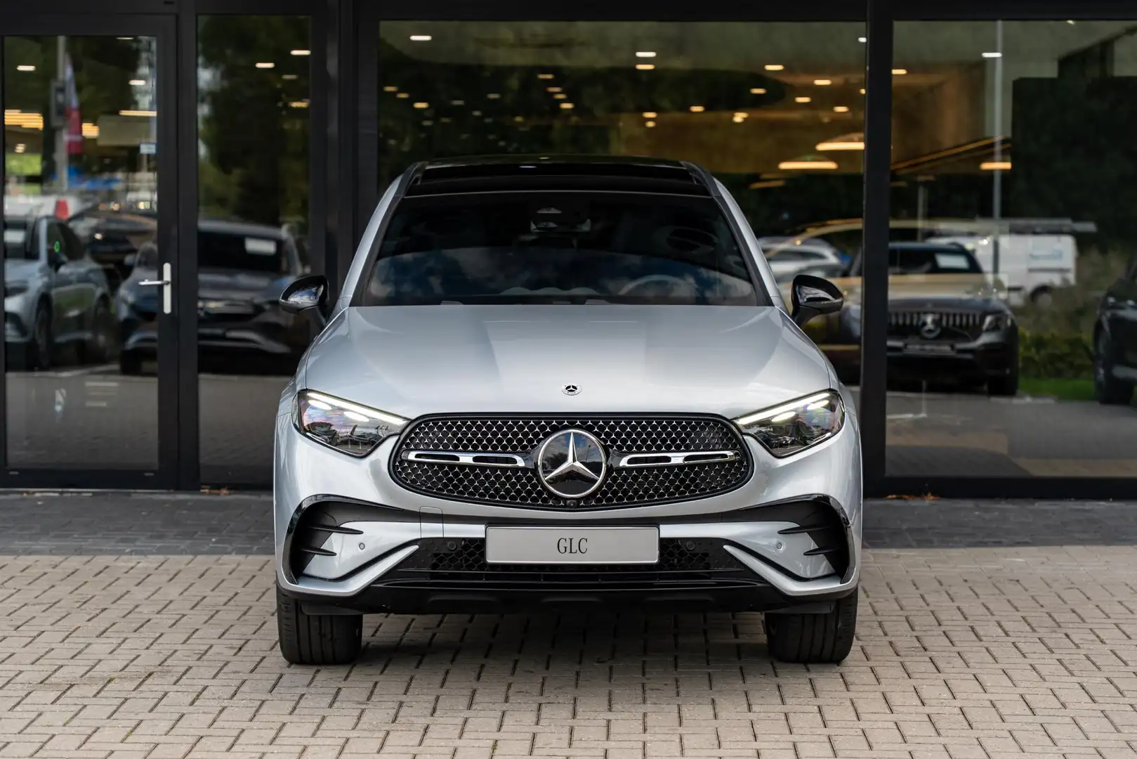 Mercedes-Benz GLC 300 300e 4MATIC Sport Edition | Panoramaschuifdak | Pr Grijs - 2