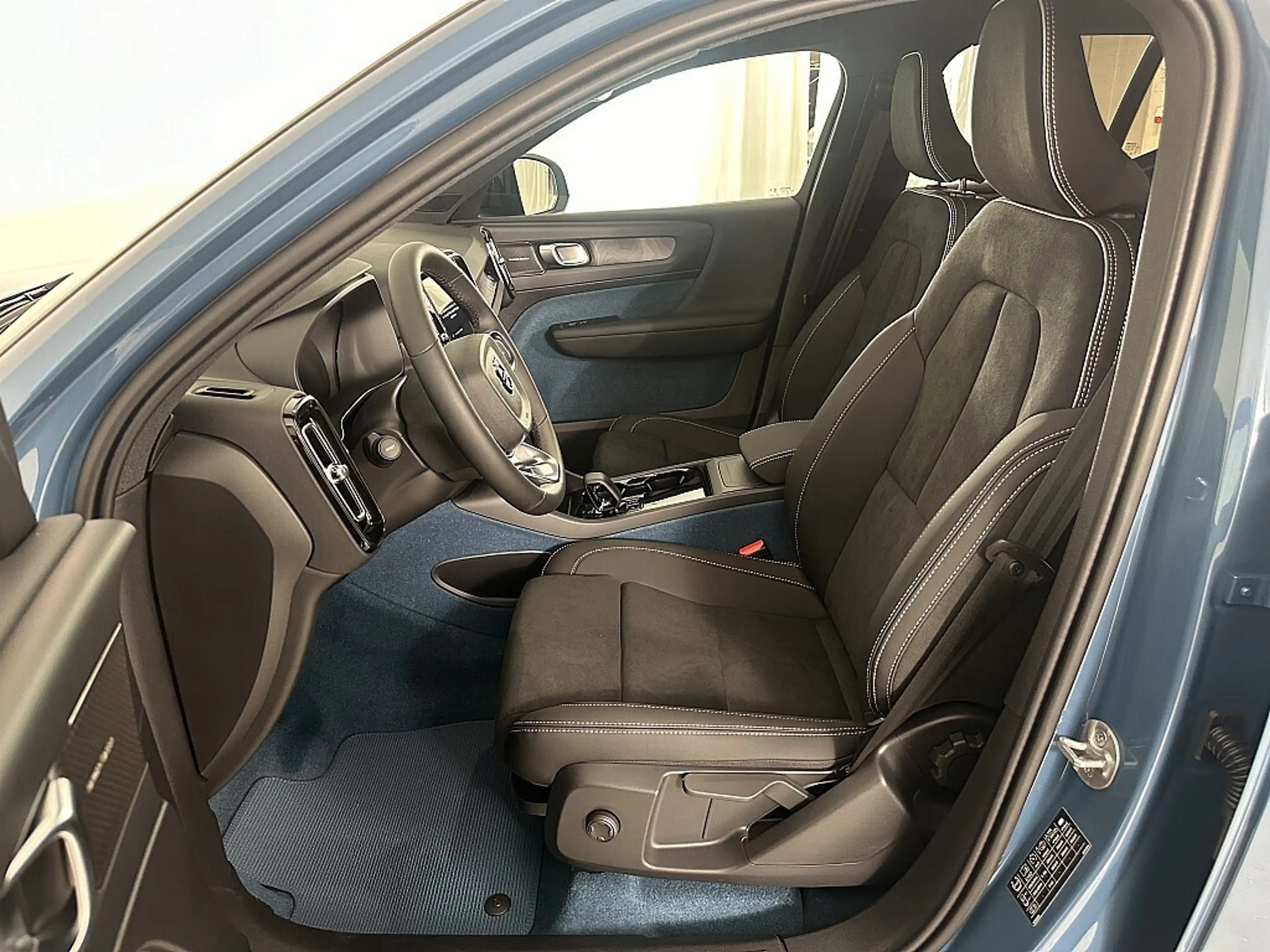 Volvo EX40 Single Motor Extended Range 82kWh Plus Dark | S... — photo 7