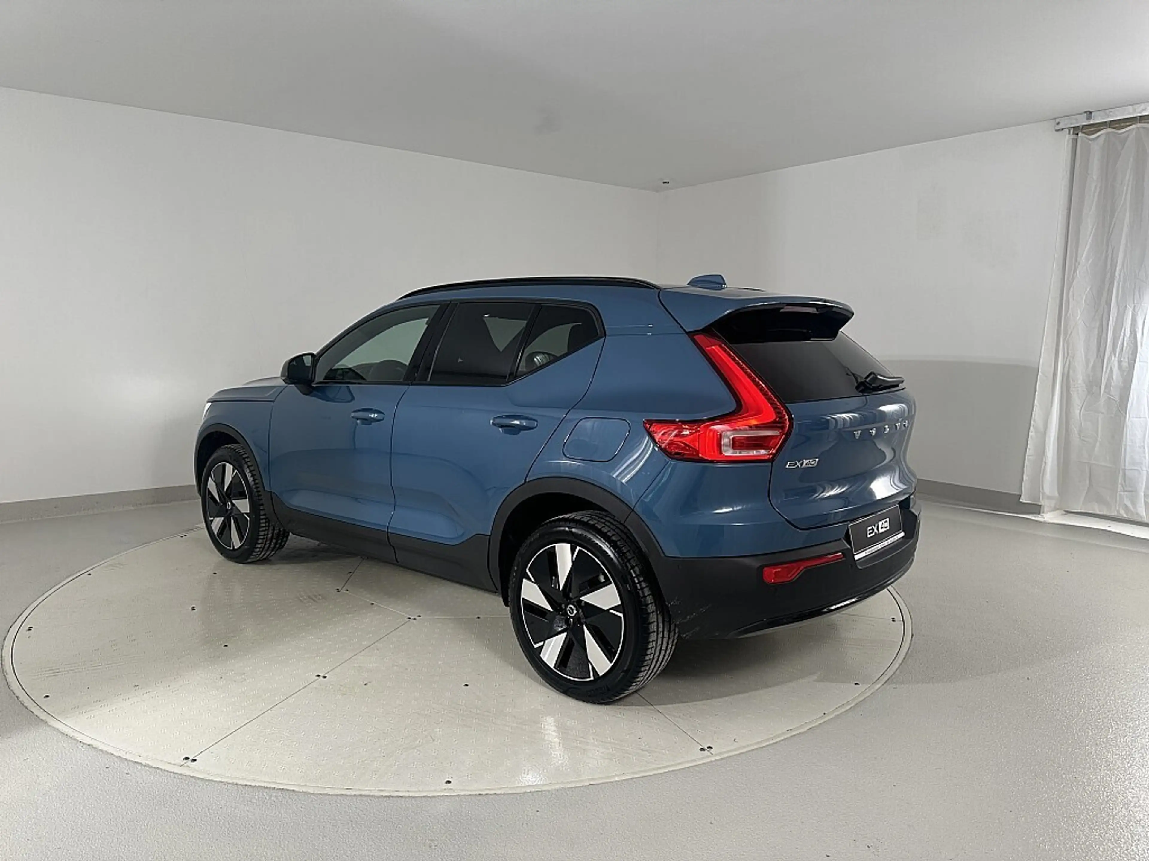 Volvo EX40 Single Motor Extended Range 82kWh Plus Dark | S... — photo 4