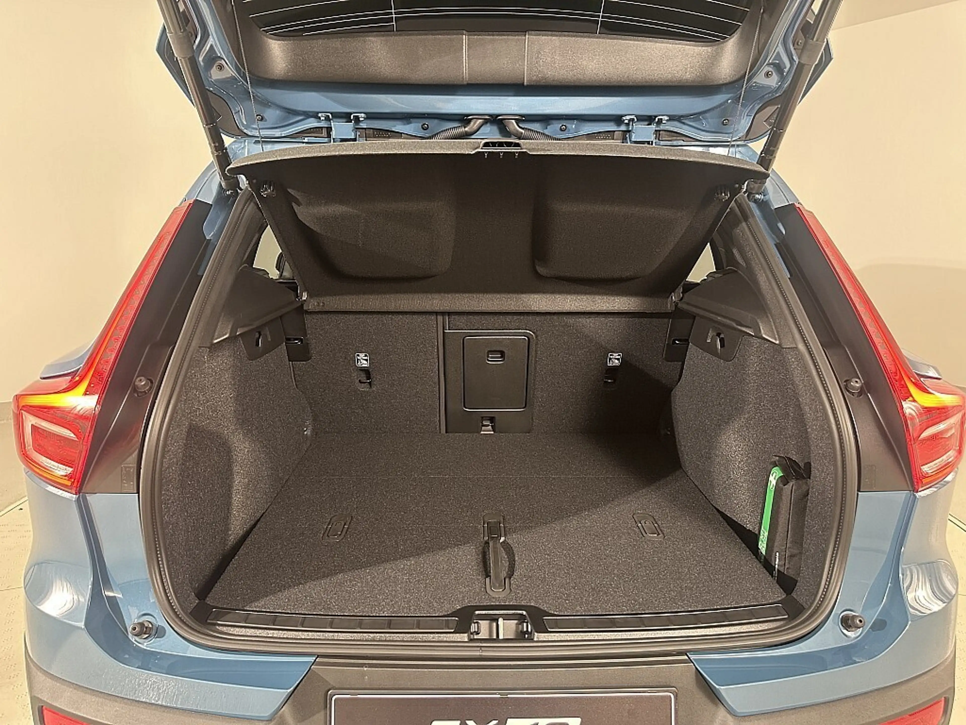 Volvo EX40 Single Motor Extended Range 82kWh Plus Dark | S... — photo 14