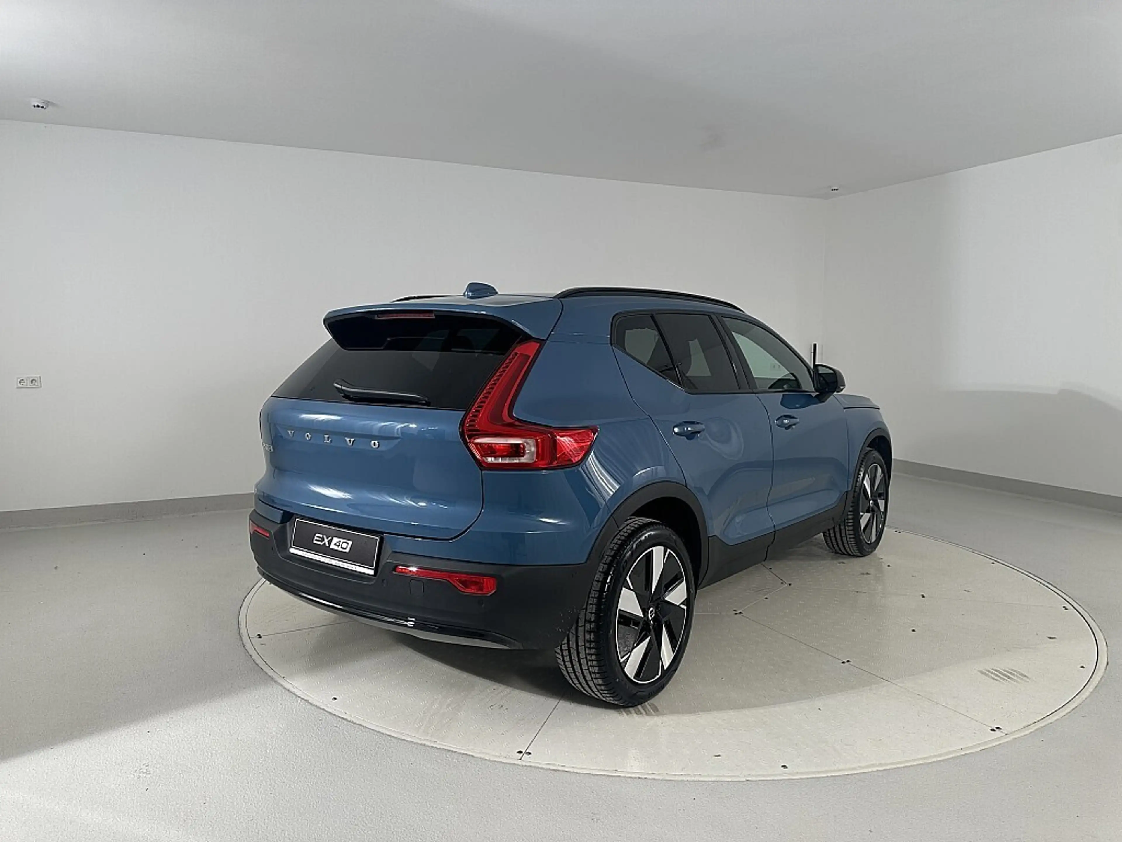 Volvo EX40 Single Motor Extended Range 82kWh Plus Dark | S... — photo 6