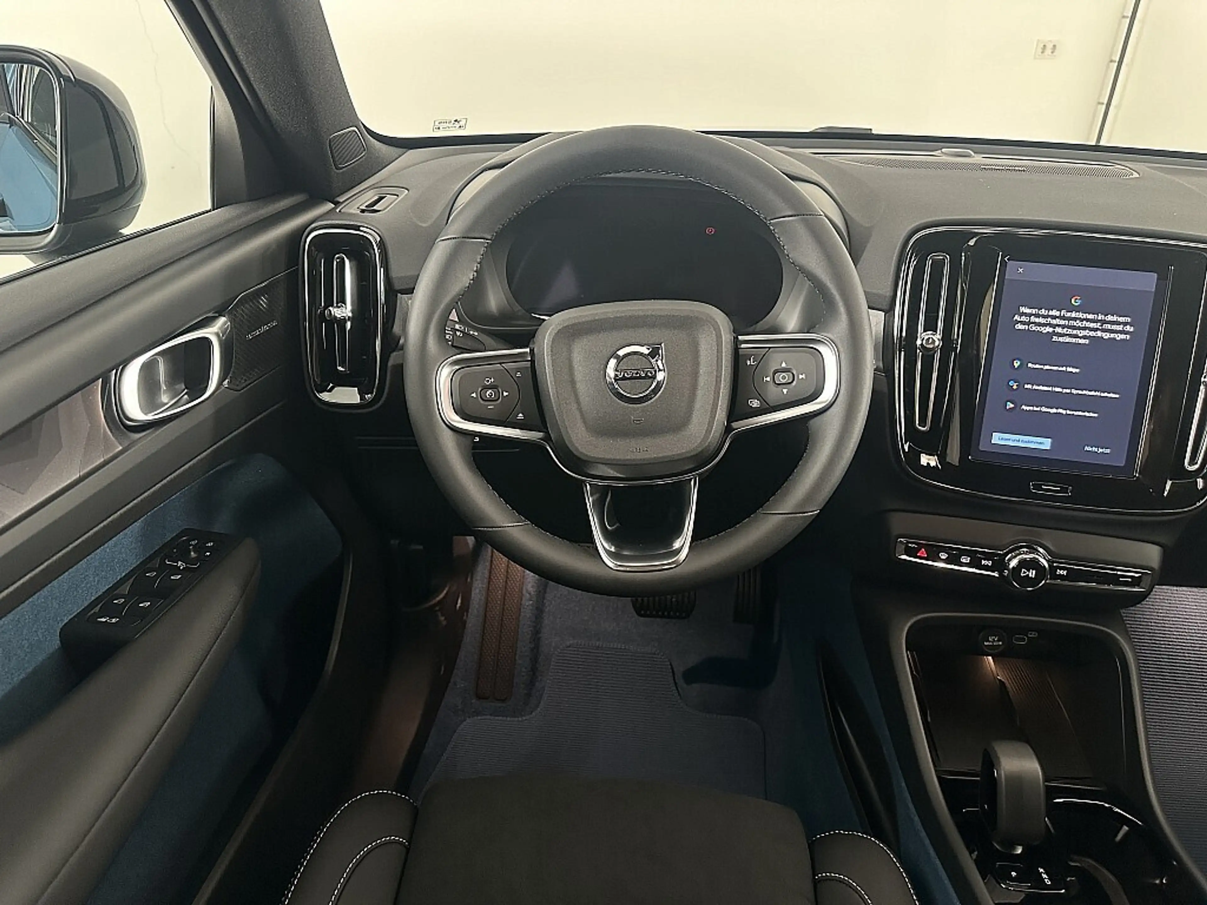 Volvo EX40 Single Motor Extended Range 82kWh Plus Dark | S... — photo 9