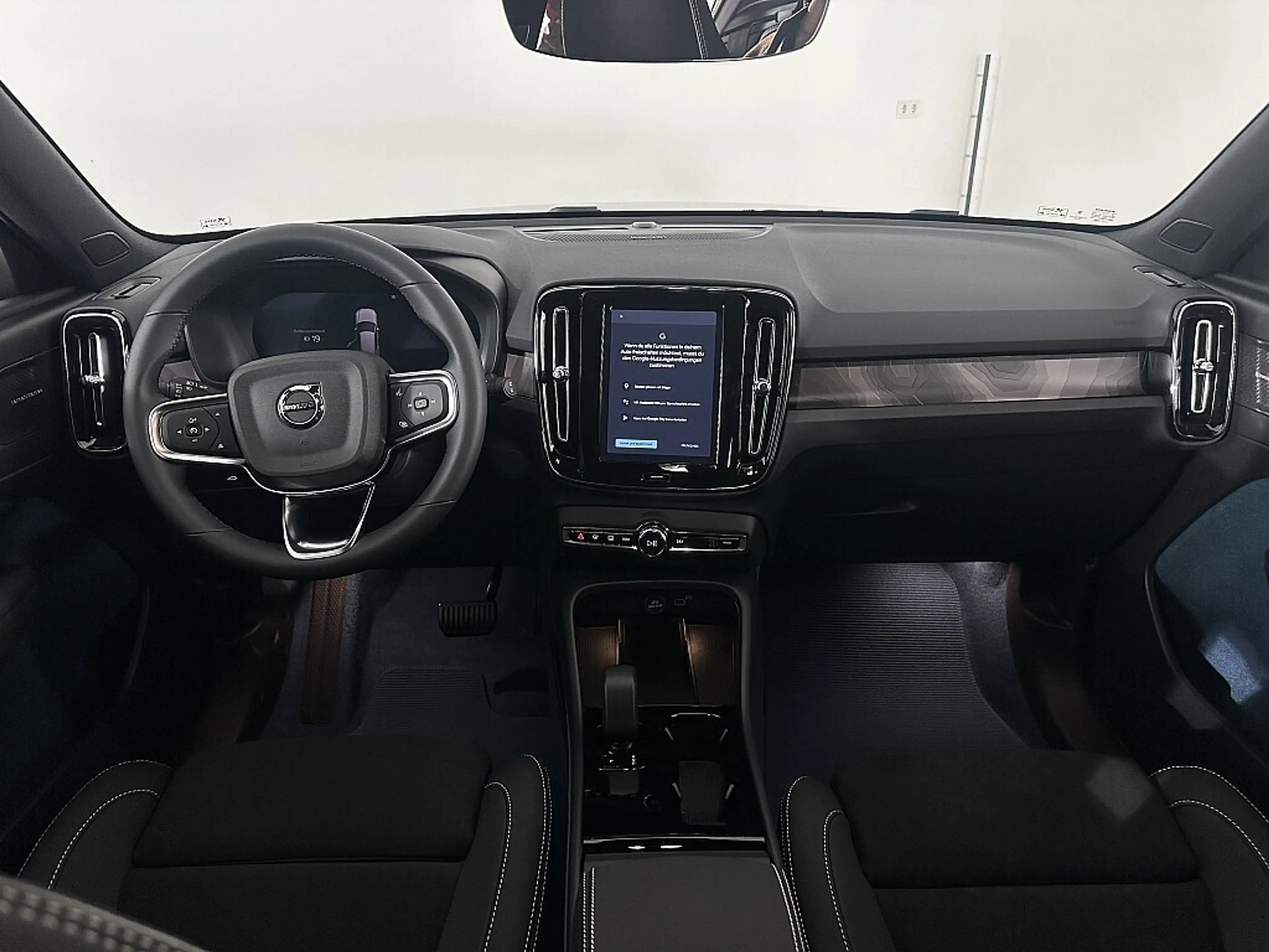 Volvo EX40 Single Motor Extended Range 82kWh Plus Dark | S... — photo 8