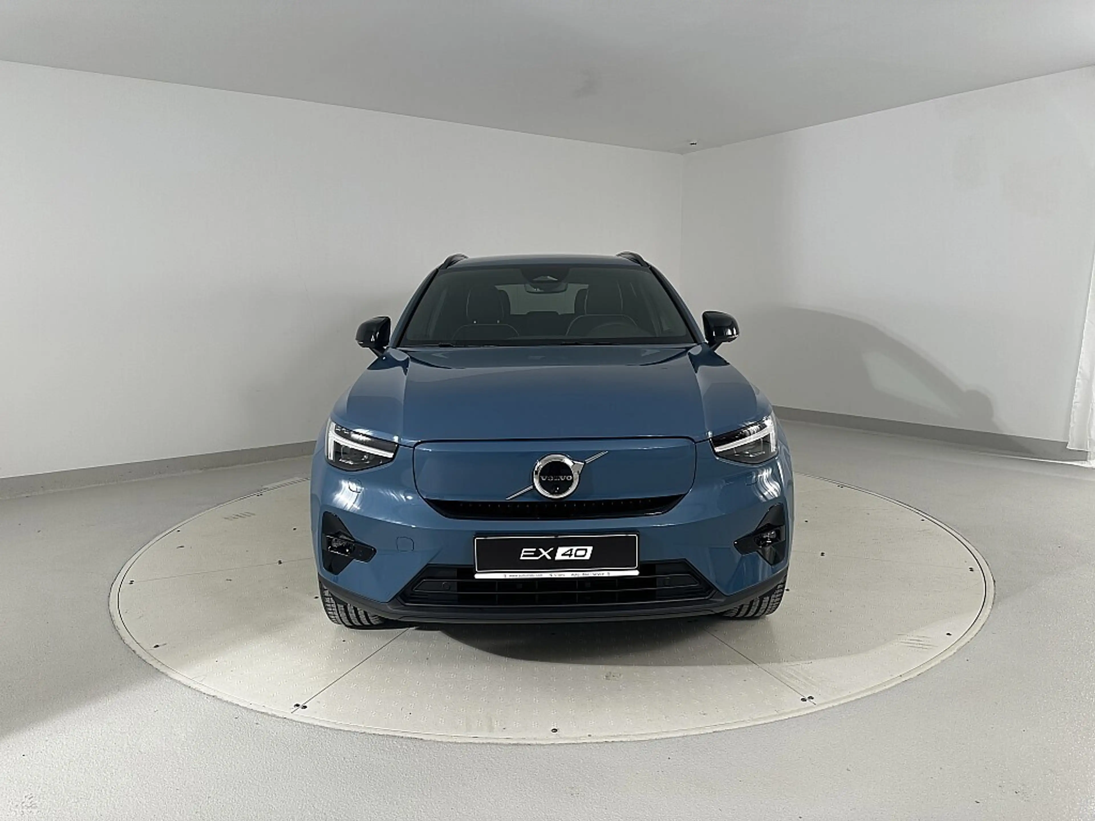 Volvo EX40 Single Motor Extended Range 82kWh Plus Dark | S... — photo 2