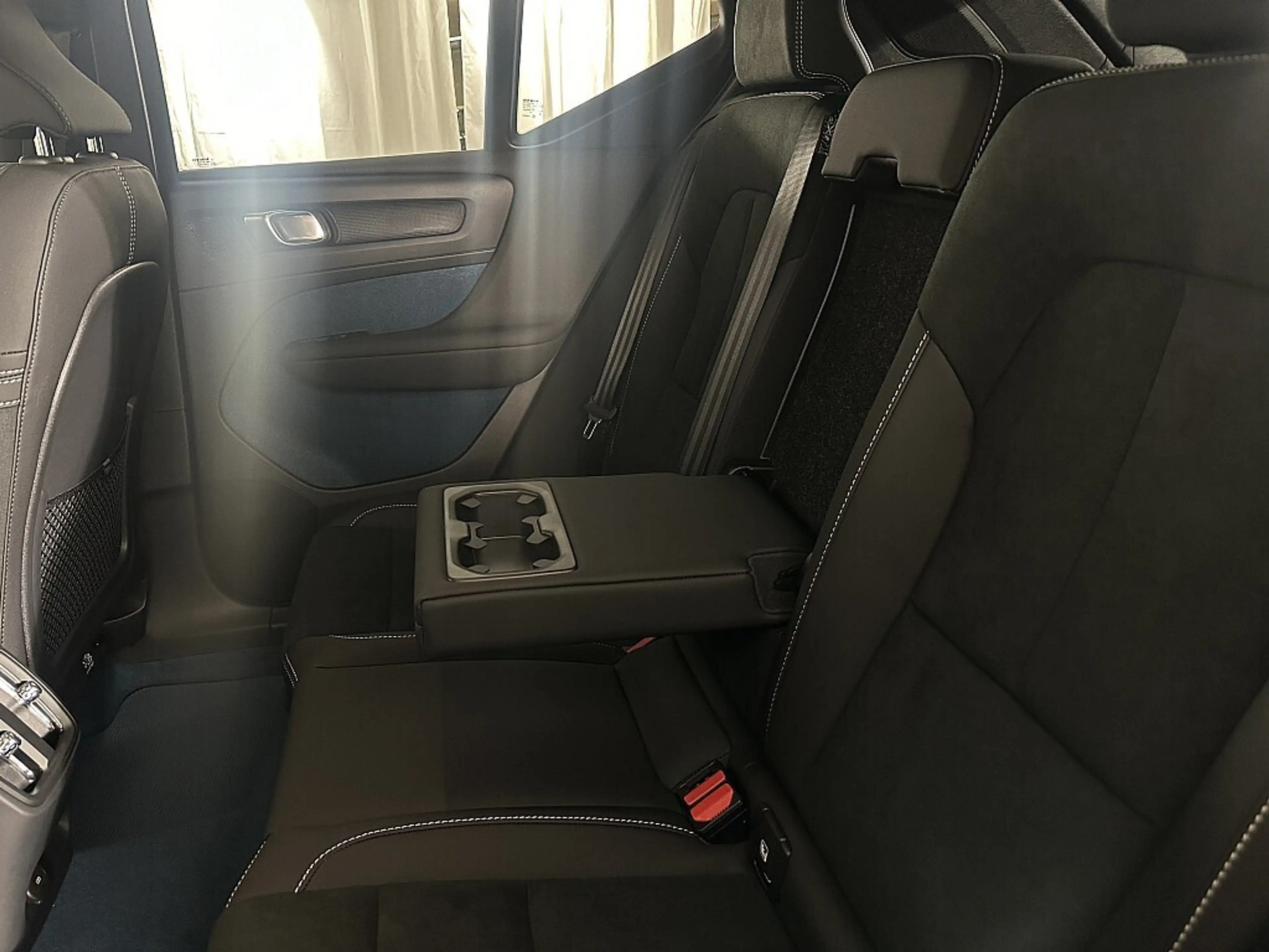 Volvo EX40 Single Motor Extended Range 82kWh Plus Dark | S... — photo 13