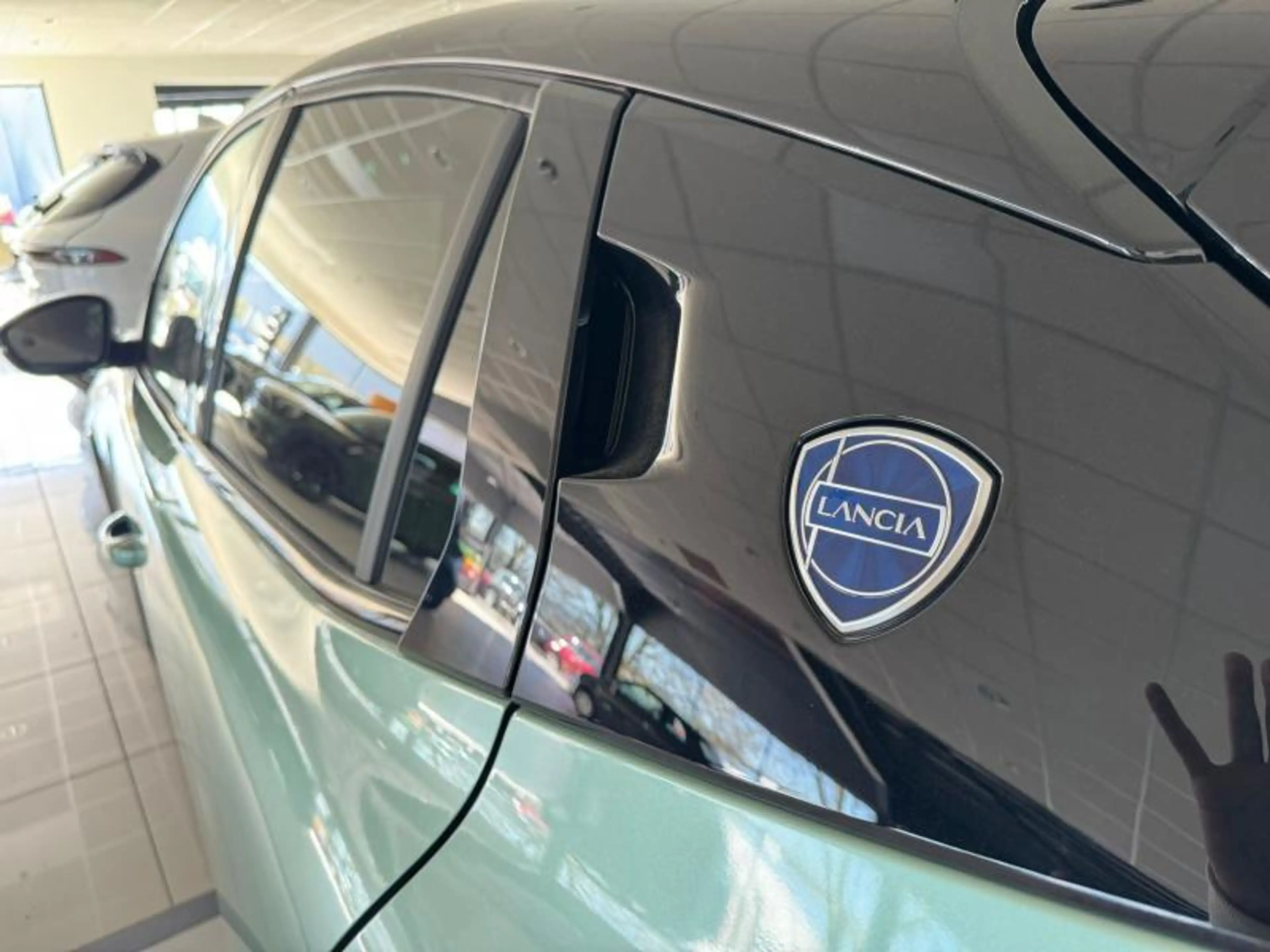 Lancia Ypsilon LX HYBRID — photo 9
