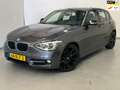 BMW 116 1-serie 116i Sport / NL-auto / Xenon / 18" LM / Na Grau - thumbnail 1