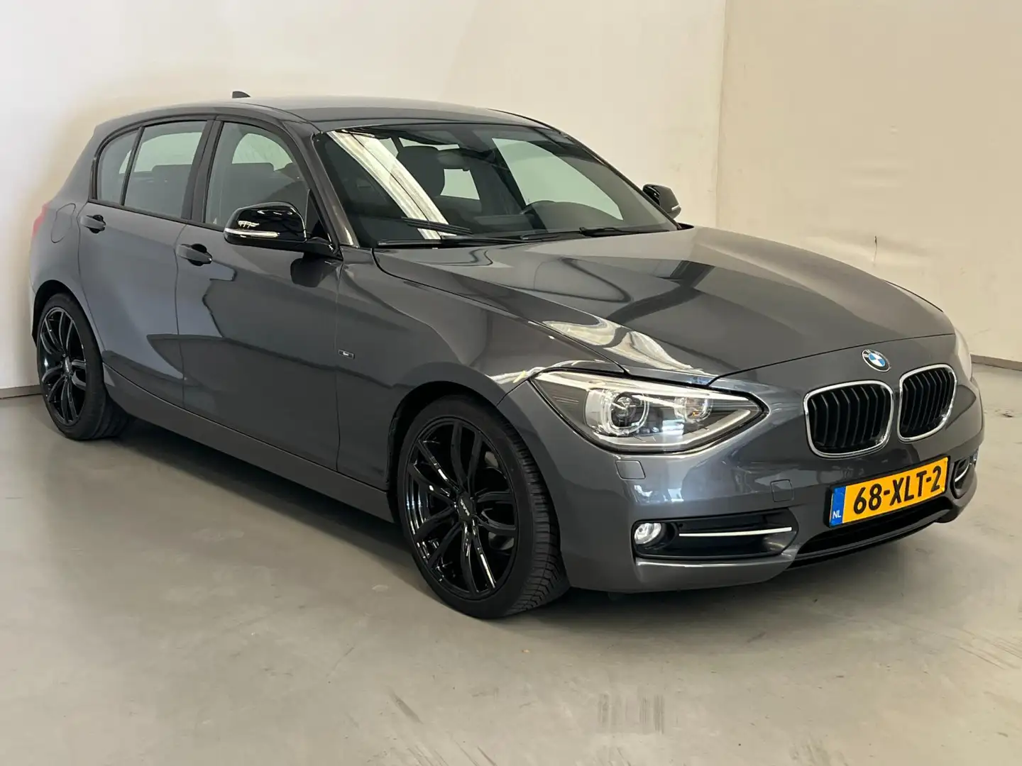 BMW 116 1-serie 116i Sport / NL-auto / Xenon / 18" LM / Na Grau - 2